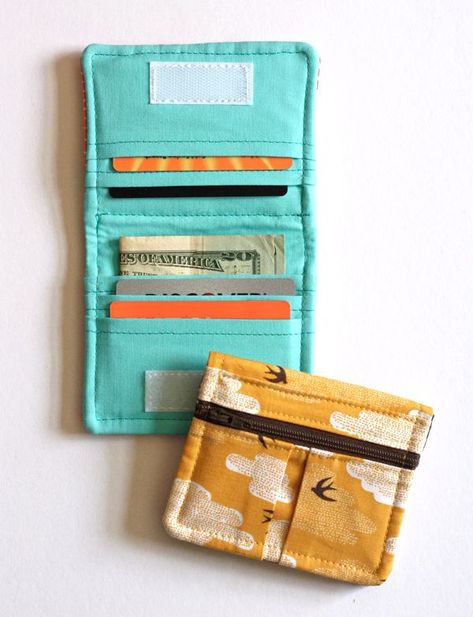 Look what my mom (alias Grandma G) sewed me: a couple Get Carded wallets from the pattern by Erin Erickson of Dog Under My Desk. I know you just exclaimed out loud when you saw the cuteness, didn't yo Sac En Cuir Diy, Diy Pochette, Pochette Portable, Tas Laptop, Sew Wallet, Cute Wallet, Diy Sac, Diy Wallet, Cute Wallets