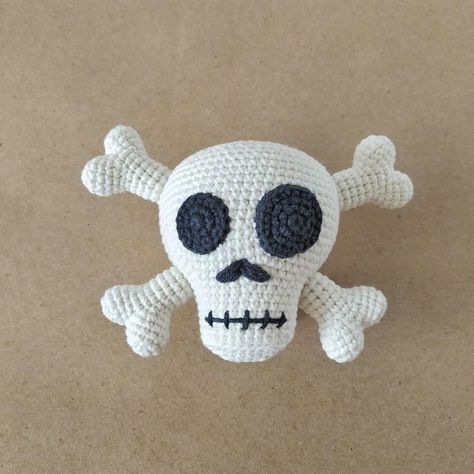 Super Cute Skull & Crossbones Amigurumi ... Fun For Halloween, Cosplay, Gift-Giving! ☠ #crochet #amigurumi #handmade #diy #halloween Amigurumi Patterns, Pirate Crochet, Crochet Pirate, Crochet Skull Patterns, Crochet Bird Patterns, Cute Skull, Crochet Skull, Crochet Heart Pattern, Halloween Crochet Patterns