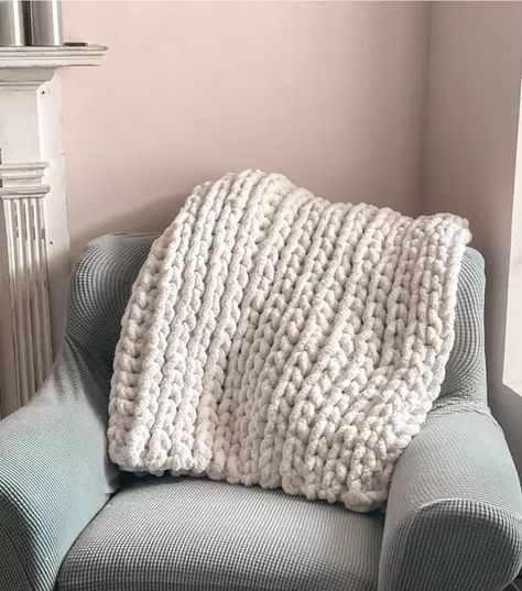 Jumbo Yarn Blanket, Crochet Bed Runner, Super Bulky Crochet Blanket, Jumbo Knit Blanket, Crochet Bed, Cozy Diy, Crochet Blanket Tutorial, Striped Crochet Blanket, Yarn Blanket