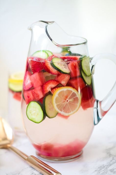 This anti-inflammatory fruit infused water is the perfect homemade fruit infused water. It's made with ginger, watermelon, and tons of other fruits and veggies that feature added health benefits. Fruit Water Recipes Health Benefits, Watermelon Infused Water, Best Infused Water, Ginger Infused Water, Fruit Water Recipes, Watermelon Water, Fruit Infused Water Recipes, Flavored Water Recipes, Fruit Benefits