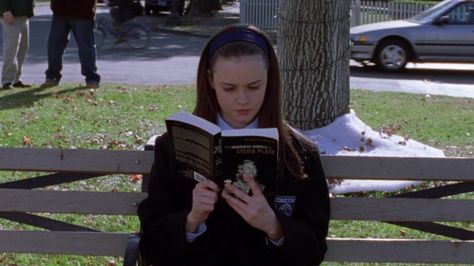 10 Times Rory Gilmore Took Her Reading Outdoors Rory Reading, Lorelai And Rory, Gilmore Girls Fashion, Estilo Rory Gilmore, Stars Hallow, Girls Tv Series, There's No Tomorrow, The Gilmore, When School Starts