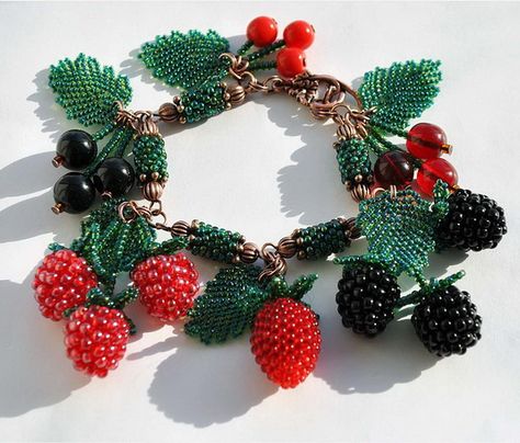 23-beading-pattern Berry Jewelry, French Beaded Flowers, Beaded Leaf, Gelang Manik, Beaded Crafts, Beaded Animals, Handmade Jewelry Diy, Beaded Jewelry Patterns, Bead Jewellery