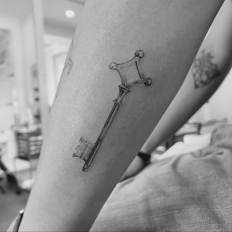 Attack on Titan tattoo inked by @mnmlst.geli. Black and grey rendition of Grisha Yeager’s basement key. Black And Grey Anime Tattoos, Hange Zoe Tattoo Ideas, Attack On Titan Key Tattoo, Small Attack On Titan Tattoo, Aot Tat, Attack Titan Tattoo, Eren Yeager Tattoo, Eren Key, Attack On Titan Tattoos