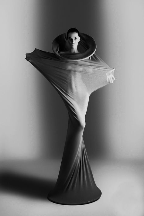 olga zavershinskaya Style Pinterest, Sculptural Fashion, Poses Photo, Futuristic Fashion, Black And White Photo, Foto Inspiration, White Photo, Photography Inspo, White Photography