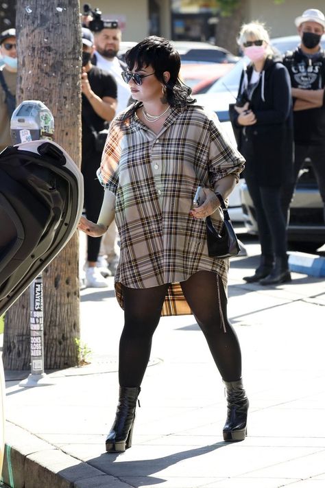 Demi Lavoto Outfits, Demi Lovato Street Style, Demi Lovato Style Outfits, Demi Lovato Instagram, Neutral Aesthetic Outfits, Artist Outfits, Demi Lovato Body, Demi Lovato Style, Neutral Aesthetic