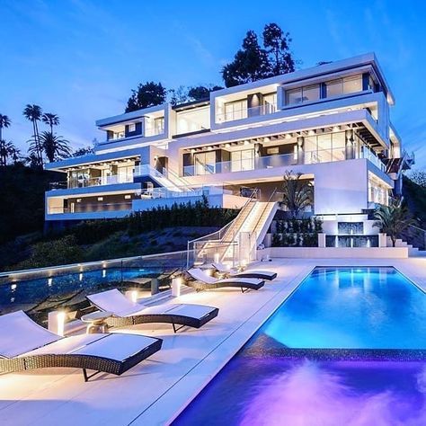 Dream House Mansions Luxury Modern, Rich House Inside, Luxury Backyards, Interior Mansion, Massive Mansion, Dream House Pictures, Rumah Moden, Dream House Mansions, Big Mansions