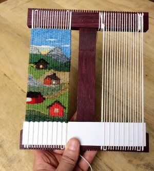 Tapestry Loom Weaving, Weaving Tapestry, Tapestry Loom, Weaving Loom Diy, Small Tapestry, Weaving Loom Projects, Peg Loom, Weaving Tutorial, Tapestry Art