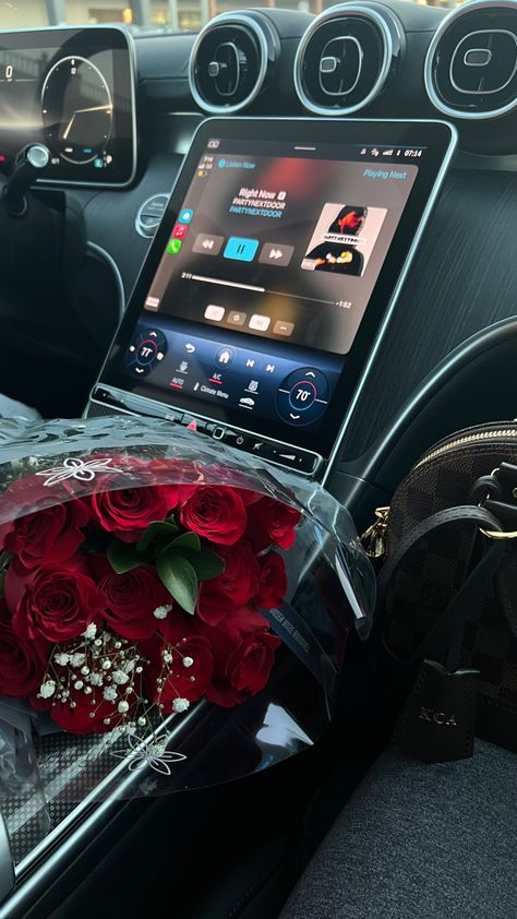 Car Gift Aesthetic, Flower In Car, Car And Flowers, Flowers In Car, Car Flowers, Luxury Birthday Gifts, Flower Gift Ideas, Makijaż Smokey Eye, Rich Girl Lifestyle