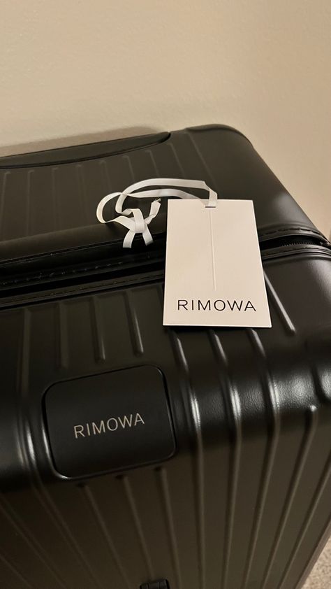 Rimowa Black Luggage, Black Rimowa Luggage, Rimowa Suitcase Aesthetic, Rimowa Aesthetics, Rimowa Luggage Set, Rimowa Trunk Plus, Black Travel Aesthetic, Luggage Aesthetic Airport, Rimowa Luggage Aesthetic