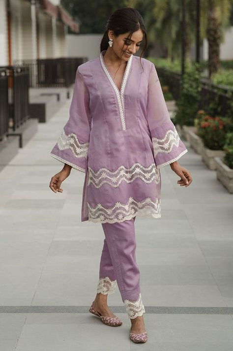 UNIQUEPAKISTANI AND INDIAN PAINS SUIT IDEAS/ SHIRT AND TROUSERS WITH DIFFERENT STYLE Kimonos, Kameez Ideas, Cotton Suit Designs, Summer Vibes Aesthetic, Casual Summer Style, Ysl Lipstick, Stylish Kurtis Design, Trendy Outfits Indian, Lace Suit