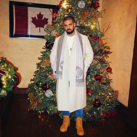 Holiday Décor Inspo: Inside Drake’s Spacious Toronto Condo Natal, Drake Christmas, Kim Basinger Now, Drake Fashion, Old Drake, Drake Clothing, Drake Photos, Drake Drizzy, Drake Wallpapers