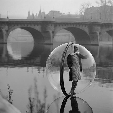 In the ’60s, Models Floated Through Paris in Bubbles | The Victoria and Albert Museum in London recently named this photo, "Bubble Seine,” as the most iconic image in 100 years of fashion.   | WIRED.com Kampot, Richard Avedon, 데이비드 호크니, Girl In Paris, Andre Kertesz, Fotografi Vintage, Camera Obscura, Hieronymus Bosch, Linda Evangelista