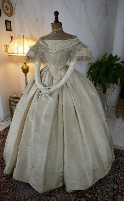 Royal Ball Gown, Ball Gowns Victorian, Blue Gown Dress, Victorian Dress Gown, 1800s Dresses, Victorian Ball Gowns, Moda Medieval, Istoria Modei, Gaun Abad Pertengahan