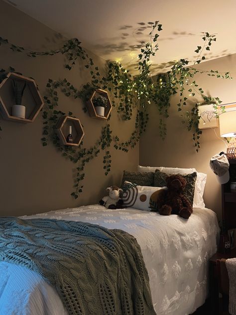 Sage Green Boho Room Decor, Earthy Green Room Ideas Bedroom, Bedroom Ideas With Leaves, Spiritual Dorm Room Ideas, Dark Green Aesthetic Dorm Room, Sage Green And Brown Bedroom Aesthetic, Green Dorm Inspiration, Room Ideas Aesthetic Cozy Grey, Sage Room Inspiration