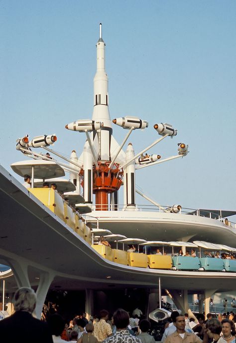 Vintage Disneyland, Los Angeles, Old Disney, Disneyland Tomorrowland, Tomorrow Land, Disneyland Photos, Retro Disney, Disneyland Pictures, Disney Memories