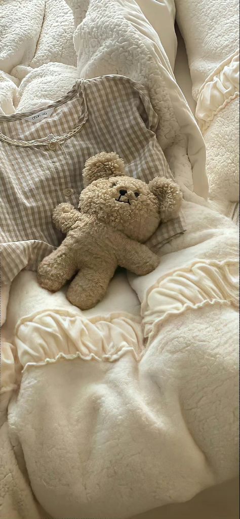 Cute Bed, Teddy Bear Wallpaper, Image Background, Whatsapp Wallpaper, Beige Wallpaper, Bear Wallpaper, Minimalist Wallpaper, Cute Stuffed Animals, Youthful Skin