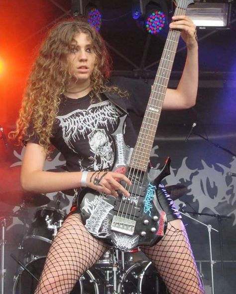 Image may contain: one or more people and guitar Chica Heavy Metal, Chica Punk, Fashion Fotografie, Mode Rock, Heavy Metal Girl, E T, Bass Players, Bass Guitarist, Rocker Girl