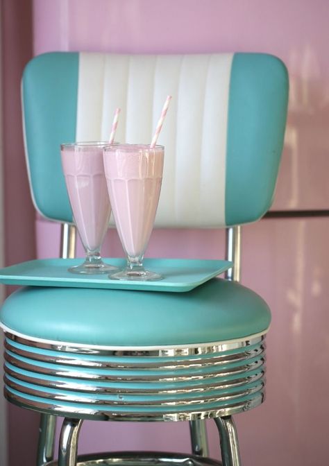 1950s diner stool with milkshakes 50s Jukebox Aesthetic, 1950s Aesthetic Bedroom, Retro Mall Aesthetic, 1950's Aesthetic, Carrot Smoothie, Casa Retro, 50s Diner, Vintage Clipart, Retro Diner