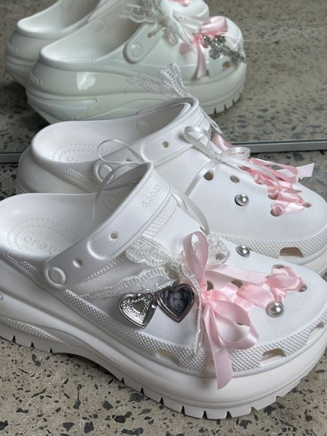 coquette, lana del rey, crocs, jibitz, croc charms, aesthetic, pinterest, diy, craft, fashion, style, coquette aesthetic, ribbon, bows, trends, viral, fashion trends Crocs With Laces, Crocs With Ribbon, Croc Shoes Outfit, Lace Diy Clothes, Xiaohongshu Crocs, Shoes With Ribbon Laces, Crocs Inspo Charms, Diy Crocks, Pink Crocs With Charms