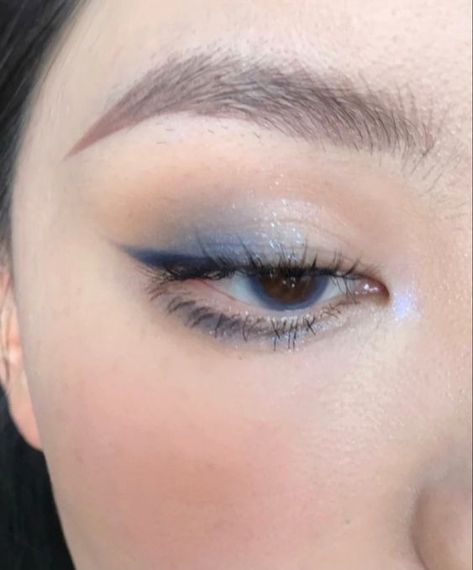 Date Eye Makeup, Daily Eyeliner Natural, Simple Light Blue Eyeshadow Looks, Light Colorful Makeup, Cool Toned Korean Makeup, Minimal Prom Makeup, Blue Undereye Makeup, Blue Makeup Looks For Prom, Soft Blue Eyeshadow