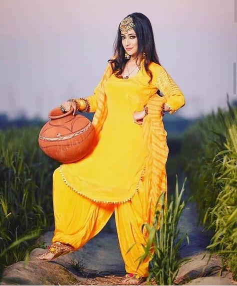 Indian Clothes Women, Neha Malik, Patiyala Dress, Women Salwar Suit, Patiala Suit Designs, Punjabi Salwar, Punjabi Fashion, Designer Punjabi Suits, Punjabi Outfits