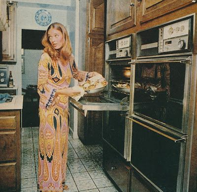 House & Garden, 1971 60s Housewife Photoshoot, Tumblr, 1970s Housewife Fashion, 80s House Wife Aesthetic, 60s Housewife Aesthetic, 1970s Loungewear, 1970s Housewife, Paella Party, 1970s Christmas