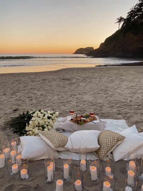 Proposal Pictures Aesthetic Beach, Wedding Proposals Aesthetic, Cute Engagement Proposals, Sunset Picnic Proposal, Fall Picnic Proposal, Beach Sunrise Proposal, Marriage Proposal Ideas Beach, Getting Proposed To Aesthetic, Beach Couple Picnic