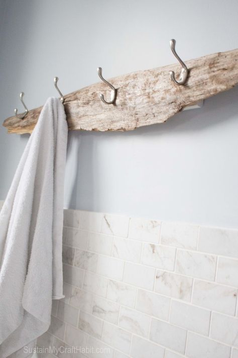 Driftwood Projects, Diy Towel Holder, Strand Decor, Toallero Ideas, Beach Towel Holder, Rustic Towel Rack, Diy Towel Rack, Driftwood Diy, Diy Towels