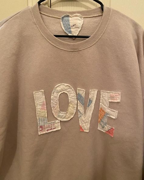 Antique quilt LOVE patches on sweatshirts!! #love #antiquequilt #vintagequilt #reworkedvintage #upcycledvintage #reworkedclothing… | Instagram Patchwork, Couture, Quilt Patch Sweatshirt, Cute Upcycled Clothes Ideas, Quilted Pillows Diy, Patch Sweatshirt Diy, Diy Sweatshirts, Patchwork Tshirt, Upcycled Quilt