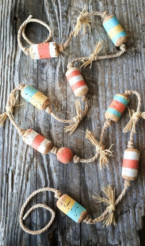 30+ Gorgeous DIY Christmas Garland Decorating Ideas For Your House Peach Decor, Deco Marine, Wine Cork Projects, Diy Christmas Garland, Cork Projects, Nautical Crafts, Beachy Christmas, Nautical Christmas, Hemma Diy