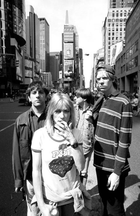 Sonic Youth, another iconic band. Some call them the original hipsters Chicas Punk Rock, Marla Singer, Kim Gordon, Folk Rock, Sonic Youth, Illustration Photo, Rock N’roll, I'm With The Band, Rock'n Roll