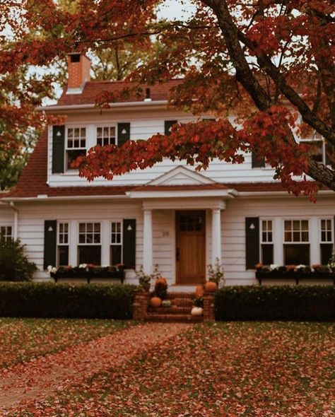 Cozy House Exterior, Fall Houses Exterior, Autumn Town, Aesthetic House Exterior, Autumn House, Fall Trees, Cozy Autumn, Autumn Cozy, Farmhouse Fall