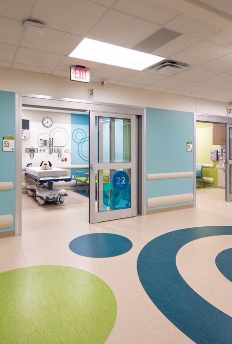 Akron Children's Hospital #EmergencyDepartment: Exam Rooms | Hasenstab Architects #HealthcareDesign #PediatricHospital Hospital Architecture, Healthcare Architecture, Children Hospital Design, Pediatric Hospital, Hospital Emergency, Healthcare Interior Design, Room For Kids, Rauch Fotografie, Emergency Hospital