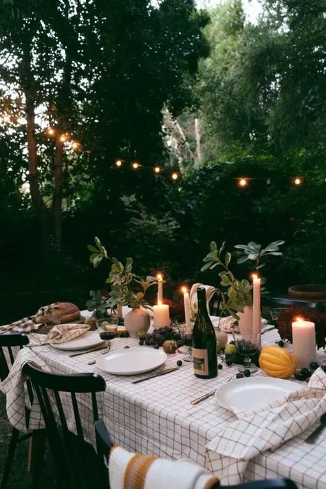 How to Host Your First Dinner Party - Aesthetic Dinner Party Ideas Casual Dinner Party Aesthetic, Dinner Party Autumn, Backyard Italian Dinner Party, Tablescapes Minimalist, Outdoor Wedding Table Ideas, Elegant Backyard Party, Summer Dinner Party Aesthetic, Family Style Dinner Party, Summer Dinner Party Ideas