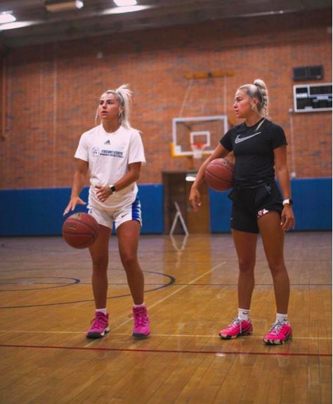 Idc Aesthetic, Hanna Cavinder, Basketball Girls Outfits, Basketball Pictures Poses, Basketball Girl, Girls Basketball Shoes, Corps Idéal, Basketball Practice, Basketball Workouts