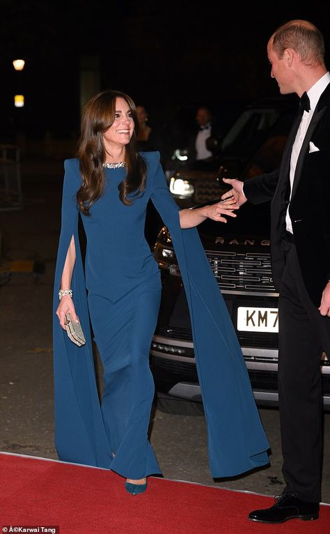 Kate dazzles in teal gown at the Royal Variety Performance Kate Middleton Red Carpet, Kate Middleton Gowns, Vestidos Kate Middleton, Teal Gown, Duchesse Kate, Düşes Kate, Princesa Real, Kate Middleton Dress, Kate Middleton Pictures