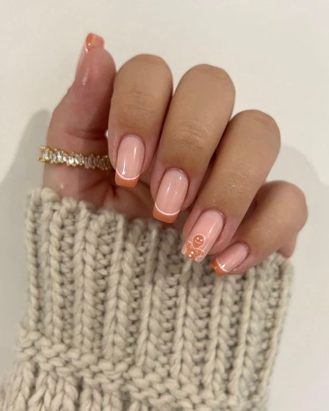 Gingerbread French Tip Nails, Autumn Tip Nails, Short French Christmas Nails, French Tip Autumn Nails, Biab Nail Art Autumn, Holiday Nail Ideas Christmas, November Nails French Tip, French Tip Nails With Design Christmas, Nails For Gingers