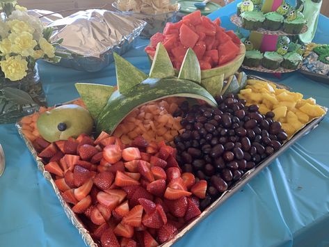 Dinasour Fruit Platter, Dinosaur Finger Foods, Healthy Dinosaur Party Food, Dinosaur Sprinkle Party, Dinosaur Fruit Tray Ideas, Sweet 16 Dinosaur Party, Dinosaur Watermelon Carving, Dinosaur Theme Party Decorations Birthday Ideas, Charcuterie Board Dinosaur