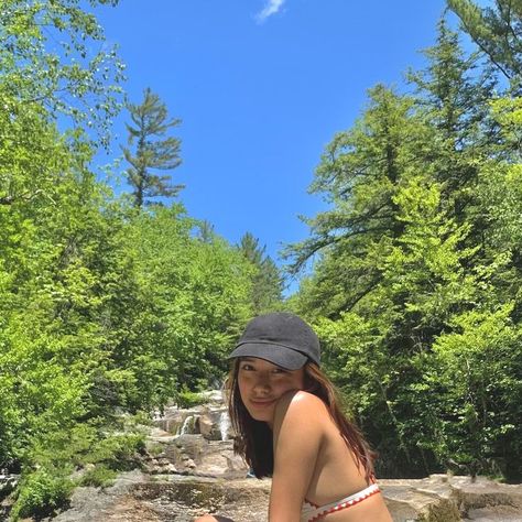 A girl in the middle of a river with a black hat and looking at the camera smiling, wearing a white bikini Photo In River Ideas, River Ig Pics, Pose Ideas Nature, River Pictures Ideas Summer, River Instagram Story, River Inspo Pics, Falls Pose Ideas, Falls Pictures Ideas, Cute River Pictures