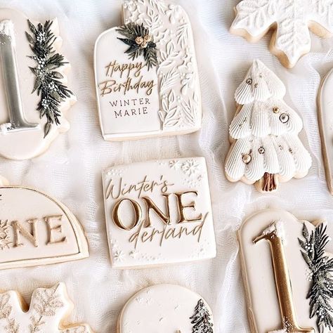 Bess Boname on Instagram: "Winter’s ONEderland! ❄️✨🦌🌲 LOVED making these beauties for Winter’s 1st Birthday party! Such a perfect theme for a Christmas baby! @evergreengrazingco @jessica__shattuck Double arch inspired by @sweetcheeksbyrenee 🤍 #winterwonderland #winteronederland #winteronederlandcookies #christmascookies #wintercookies #merrychristmas" First Birthday Near Christmas, Winter Wonderland Theme 1st Birthday, Christmas Tree Birthday Party, Winter Theme One Year Old Birthday Party, First Birthday Party Winter Theme, Winter Onederland Party Activities, Winter Birthday Party Food Ideas, First Birthday Party Winter, First Birthday Themes December