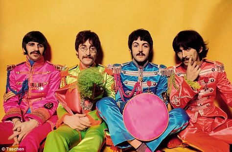 Beatles Outfit, Michael Sowa, Sgt Peppers Lonely Hearts Club Band, Beatles Sgt Pepper, Beatles Albums, Lennon And Mccartney, Beatles Photos, Sgt Pepper, Yoko Ono