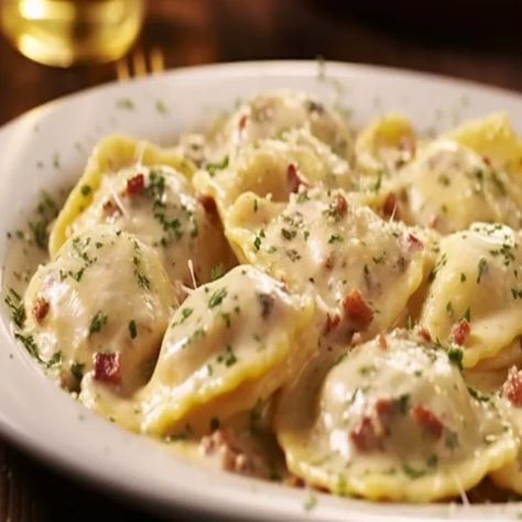 Ravioli Carbonara Olive Garden Recipe - Easy Kitchen Guide Copycat Olive Garden Ravioli Carbonara, Quick And Easy Ravioli Recipes, Ravioli Carbonara Olive Garden, Olive Garden Ravioli Carbonara, Ravioli Carbonara, Ravioli Recipe Easy, Olive Garden Recipe, Make Ravioli, Layer Dessert