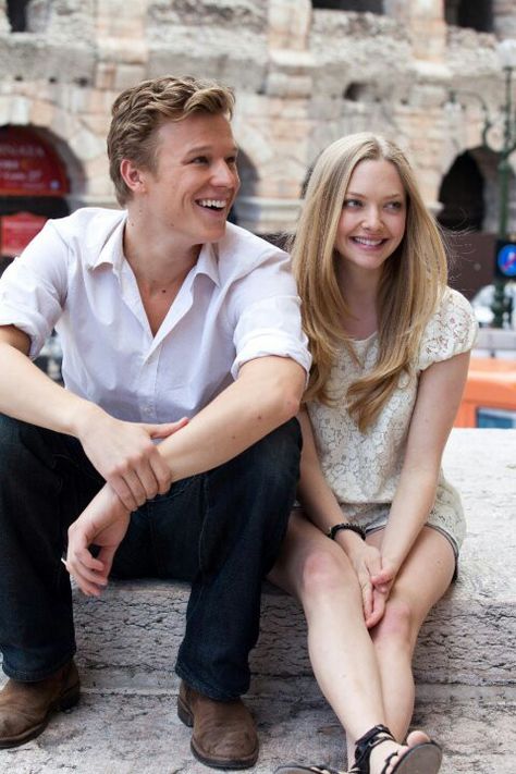 Looking cute together. - Letters to Juliet Amanda Seyfried, Romantic Films, Chick Flicks, Juliet Movie, Letters To Juliet, I Love Cinema, Romantic Movies, Romance Movies, Romantic Comedy