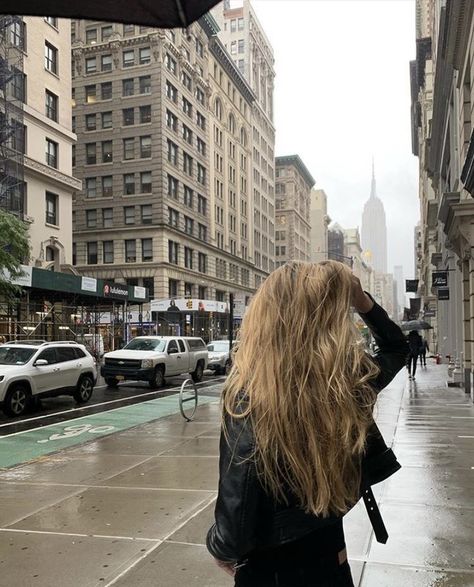 Balayage, January Girl Aesthetic, Sunset City Photoshoot, Downtown Girl Pfp, Nyc Girl Aesthetic, Nyc Dream, City Life Aesthetic, Photo New York, Looks Pinterest