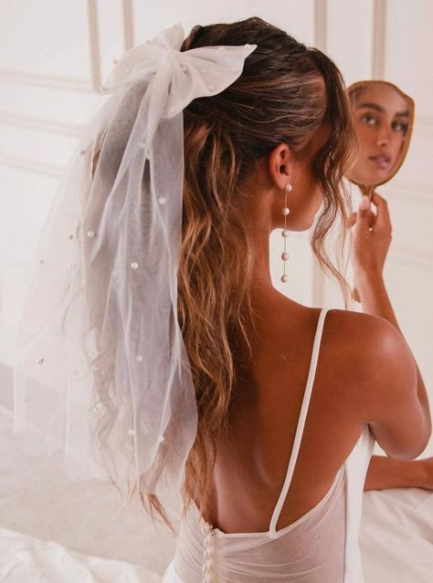 Wedding Hairstyles And Makeup, Bachelorette Party Veils, Short Veils Bridal, Party Veil, Short Veil, Bow Hairstyle, Veil Hairstyles, Veil Brides, Wedding Bows