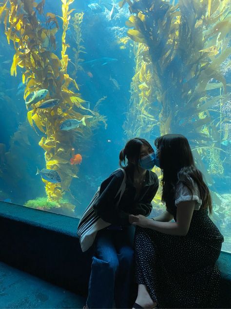 Two girls kissing in front of fish at aquarium holding hands Dating In College Aesthetic, Aquarium With Friends, Wlw Aquarium Date, Aquarium Date Aesthetic Couple, Date Aquarium, Aquarium Date Wlw, Wlw Dates Ideas, Lesbian Date Ideas Aesthetic, Virgo Girl Aesthetic