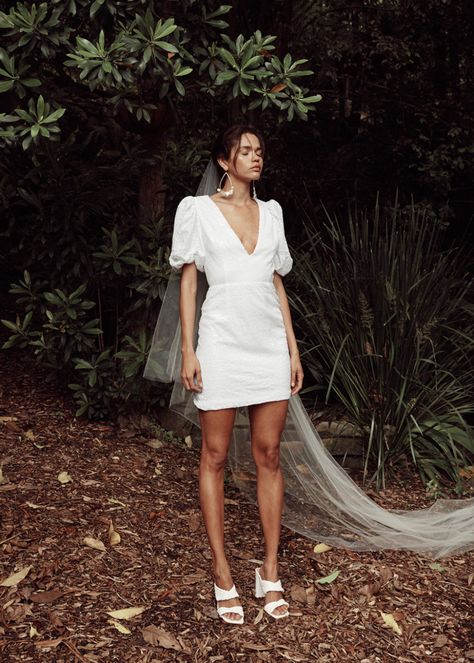 Short Wedding Dresses, Civil Wedding, Civil Wedding Dresses, Mini Wedding Dresses, Minimalist Wedding Dresses, Long Veil, Courthouse Wedding, Wedding Dress Trends, Modern Wedding Dress