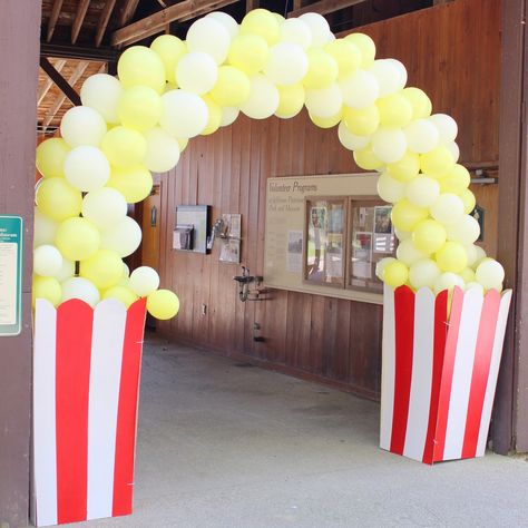 Circus Popcorn Balloon Arch by Inflation Sensations: Circarnival Wedding Details | Vintage Circus Carnival Wedding on a Budget | Lola Tangled blog County Fair Centerpieces, Carnival Themed Prom, Greatest Showman Party Food, Adult Carnival Birthday Party, Carnival Theme Party For Adults, Cirque Du Soleil Party, Circus Theme Party Decorations, Carnival Snacks, Circus First Birthday