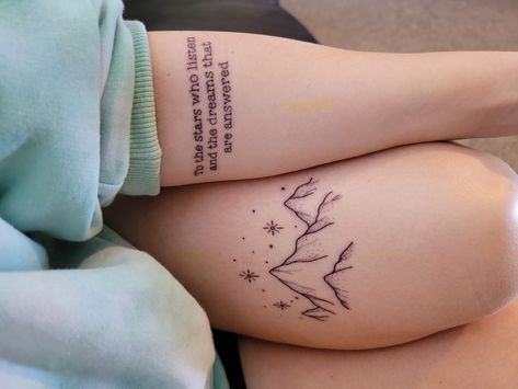 Velaris Mountain range Acotar Suriel Tattoo, Velaris Tattoo Knee, Night Court Insignia Tattoo, Acotar Tatoos Ideas, Acator Tattoos, To The Stars That Listen Tattoo, Acotar Wings Tattoo, Light It Up Tattoo Crescent City, Sara J Maas Tattoos