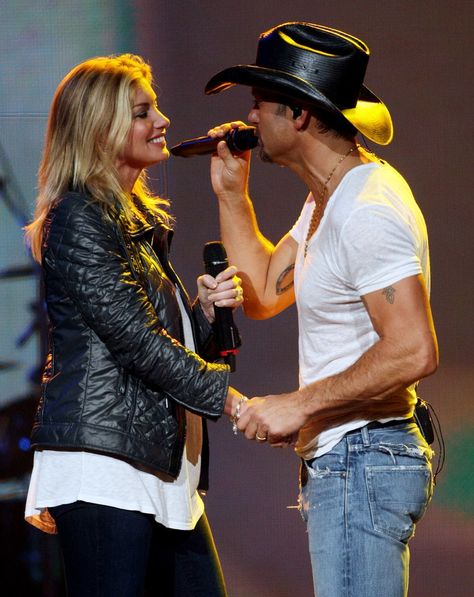 Tim McGraw and Faith Hill have been country music's cutest couple since 1996 Jake Owen, Faith Hill Hairstyles, Tim Mcgraw And Faith Hill, Tim And Faith, 19th Wedding Anniversary, Tim Mcgraw Faith Hill, Cute Celebrity Couples, Cutest Couple Ever, Faith Hill